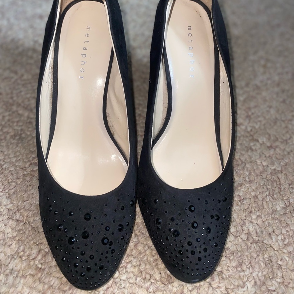 Metaphor Black heels